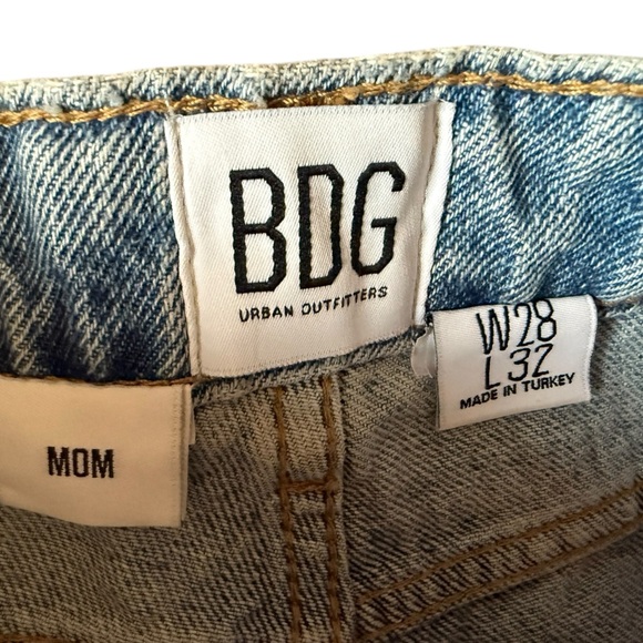 BDG mom jeanβs in excellent like-new condition size 28 100% cotton - Picture 3 of 4